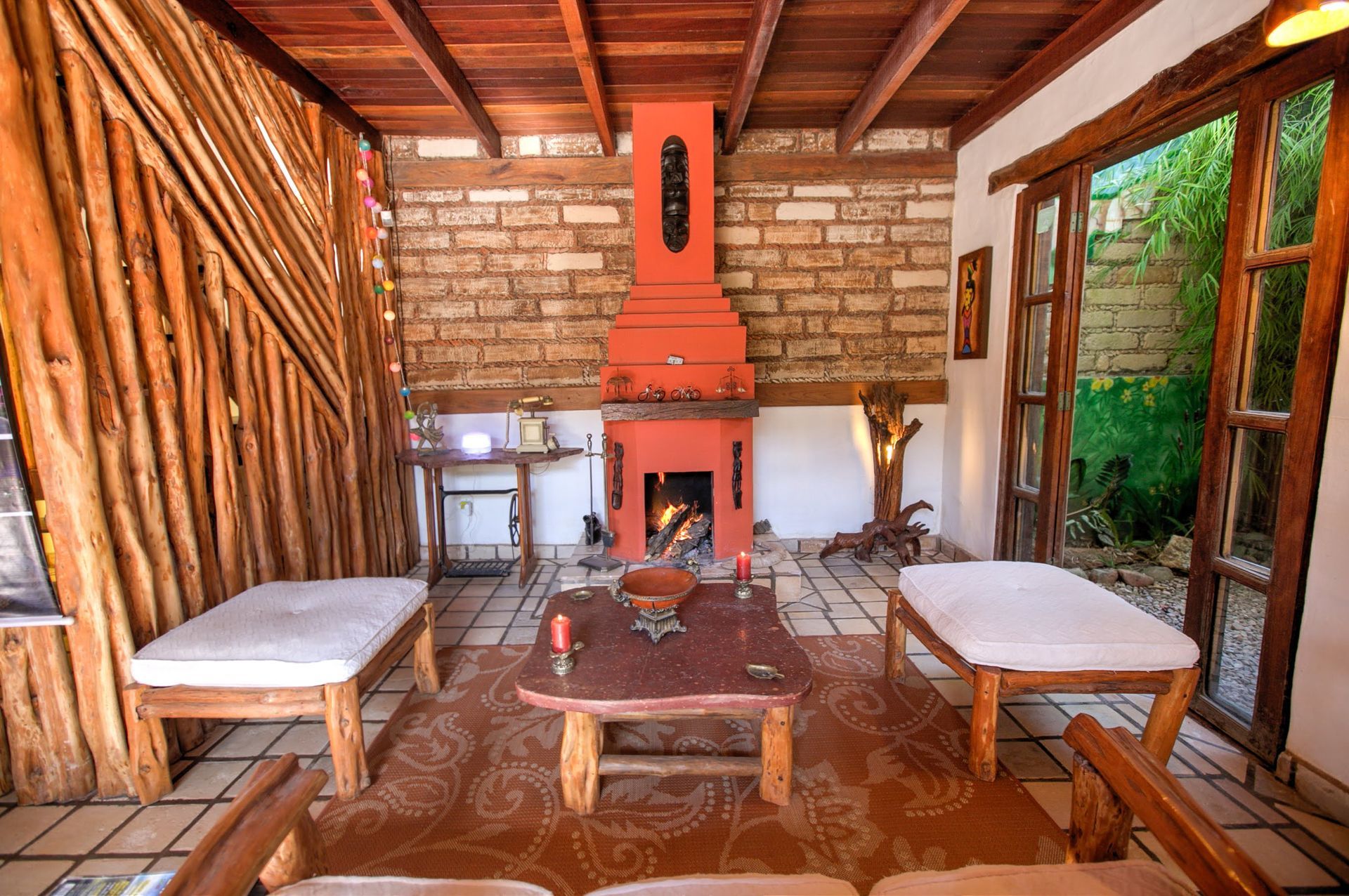 Uma sala de estar com lareira e móveis de madeira
