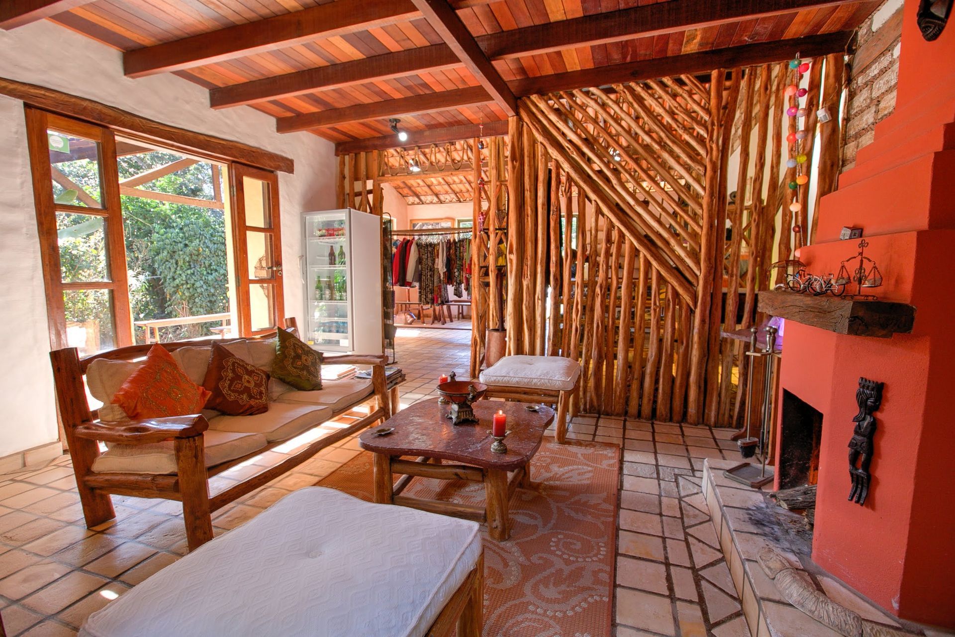 Uma sala de estar com móveis de madeira e uma lareira