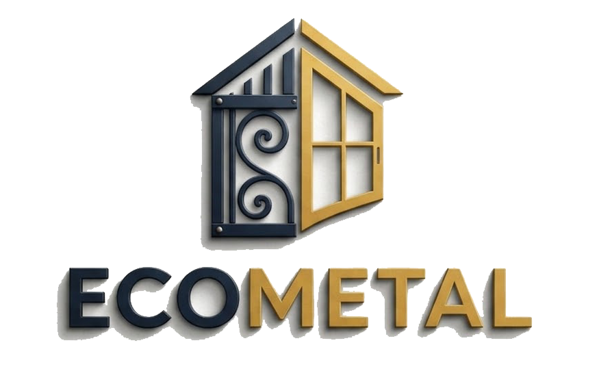 Logo per ECOMETAL caratterizzato da un'icona stilizzata di una casa divisa in un cancello di metallo scuro e una finestra color oro sopra il testo.