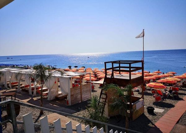 spiaggia con ombrelloni