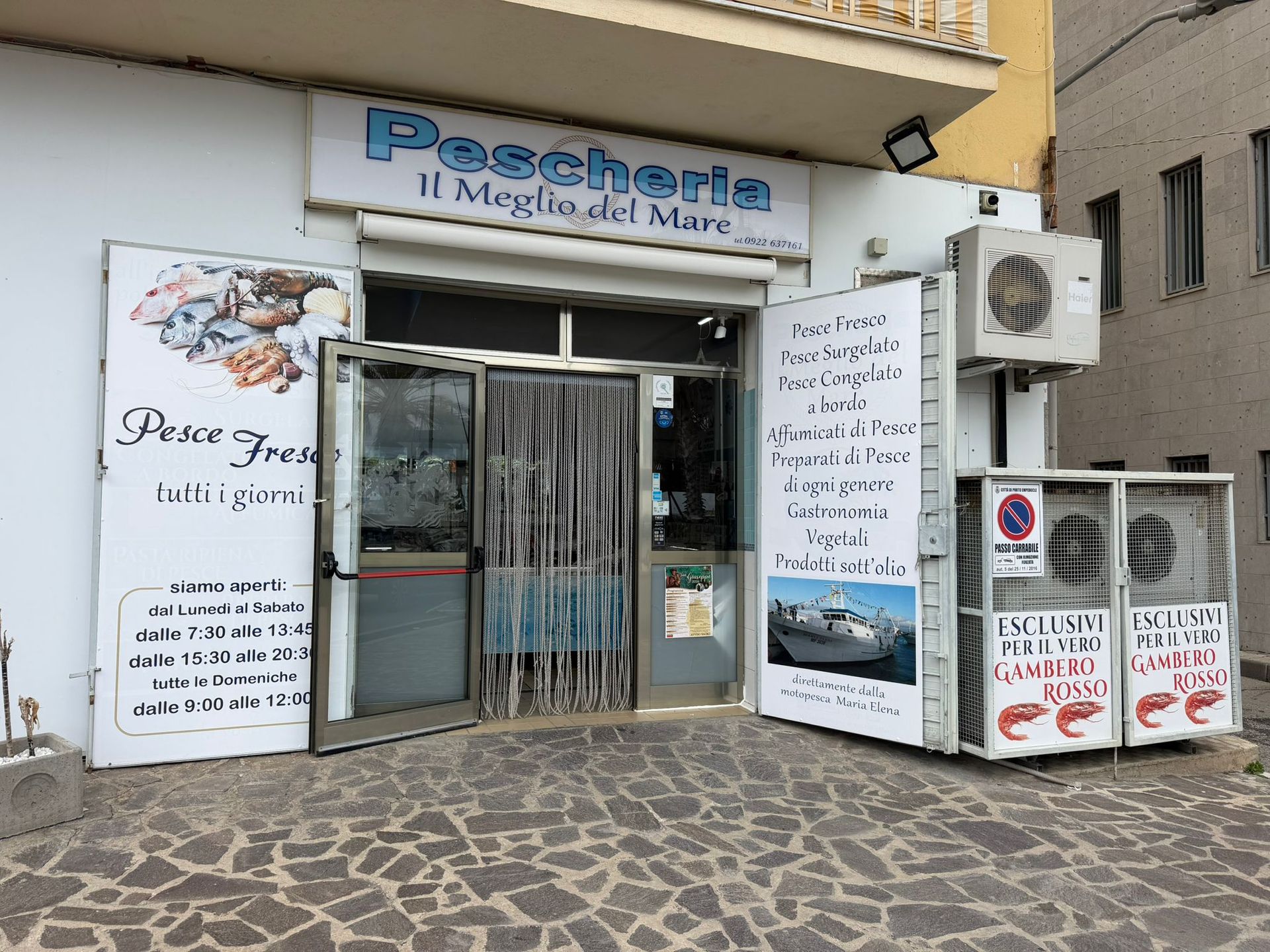 Interni del ristorante: insegna 