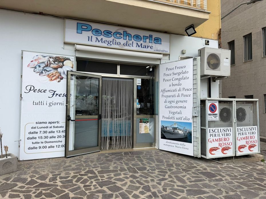 Interni del ristorante: insegna 