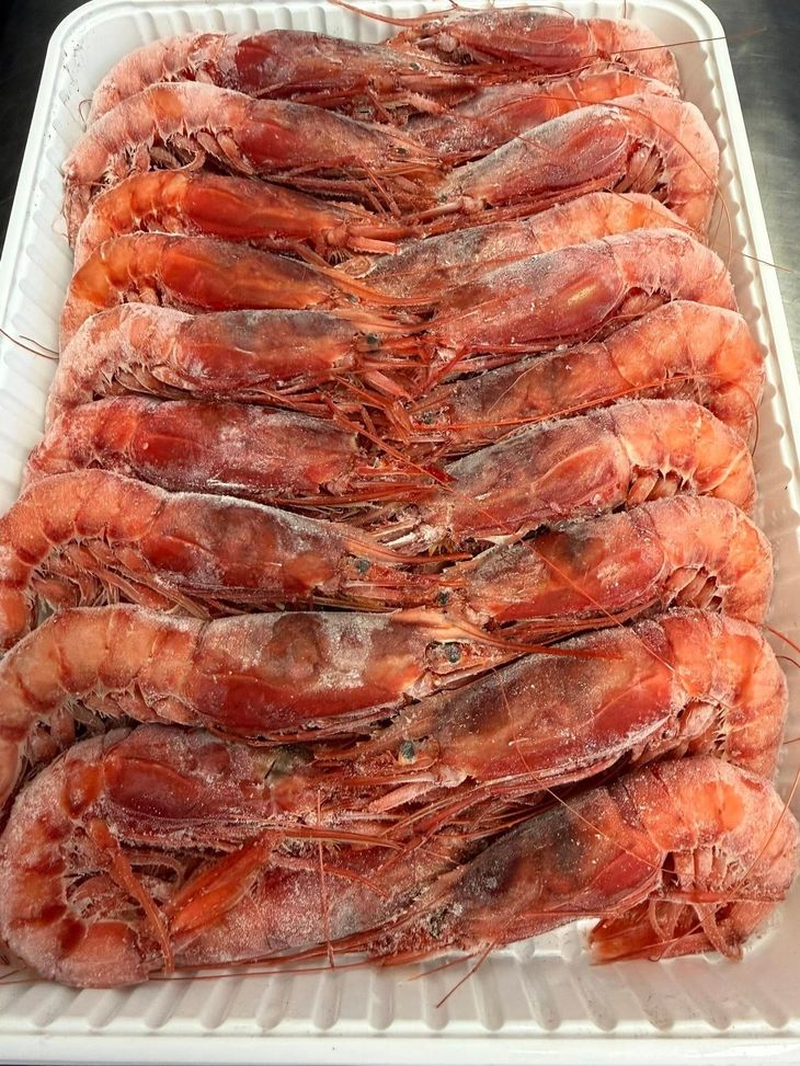 Due antipasti aperti con salmone affumicato e crema bianca su base gialla, serviti su un vassoio azzurro.