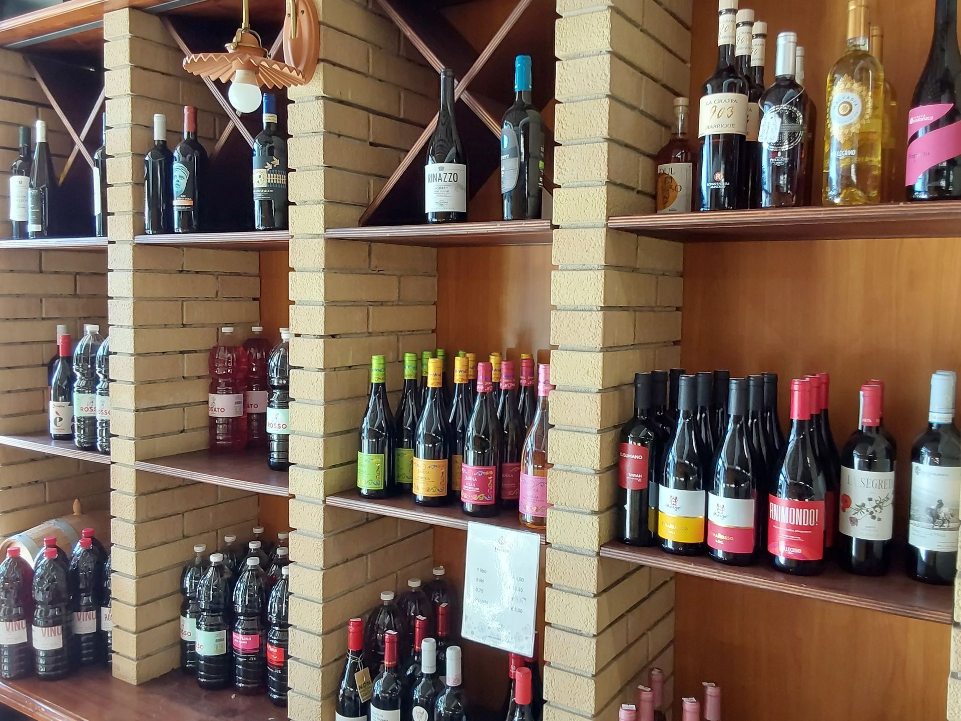 Bottiglie di vino sugli scaffali di un negozio