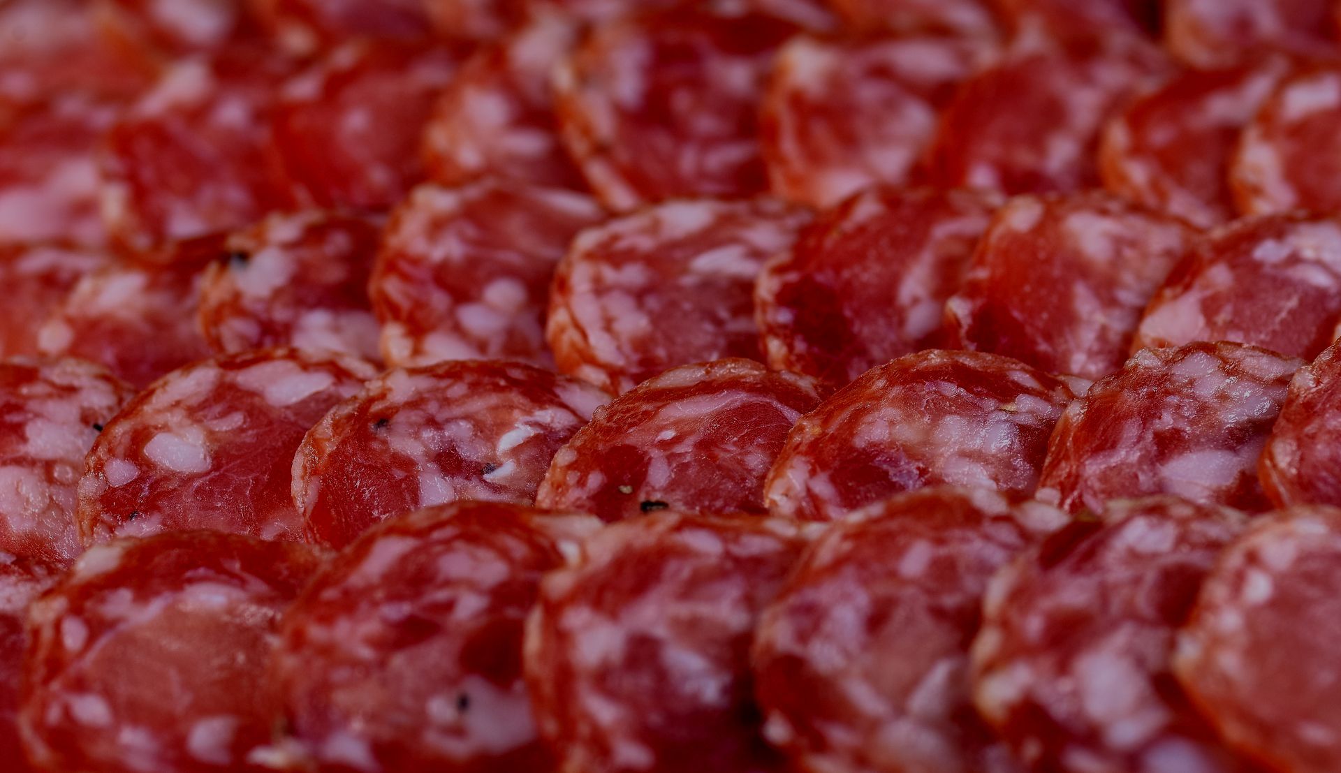 Primo piano di una pila di fette di salame