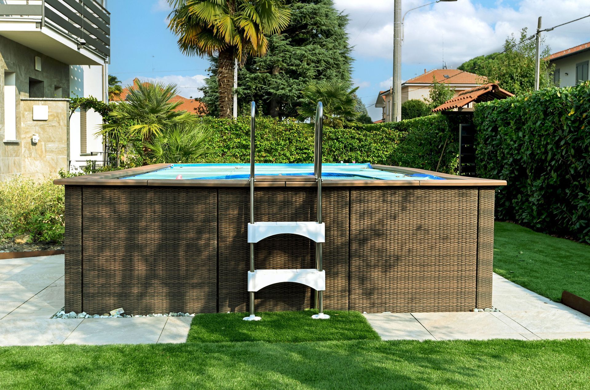 Una piscina di vimini con una scaletta attaccata