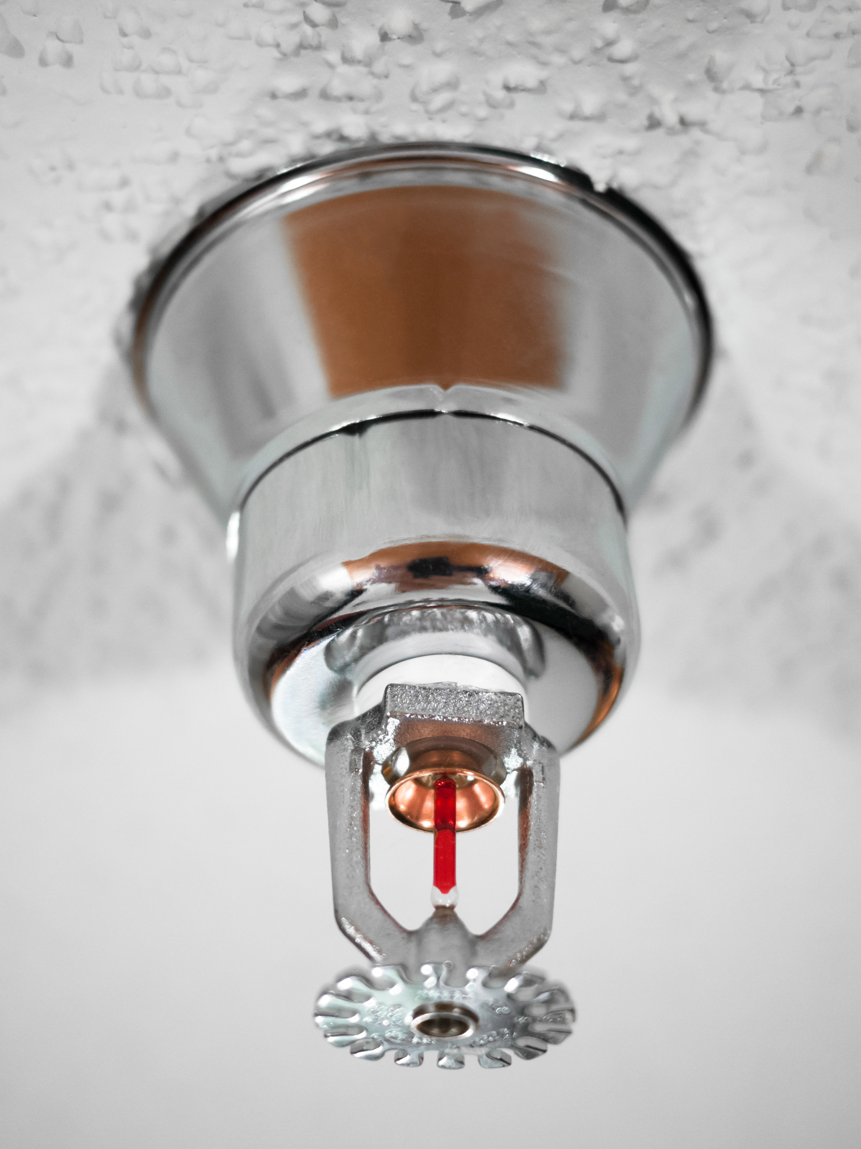 a fire sprinkler with a red light on it