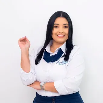 Uma mulher está vestindo uma camisa branca e uma gravata azul.