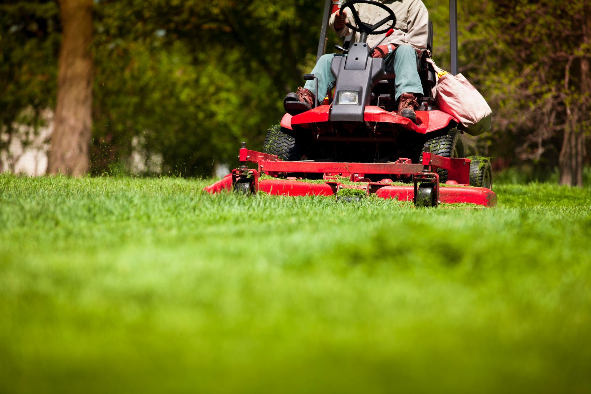 Hombre segar lawn