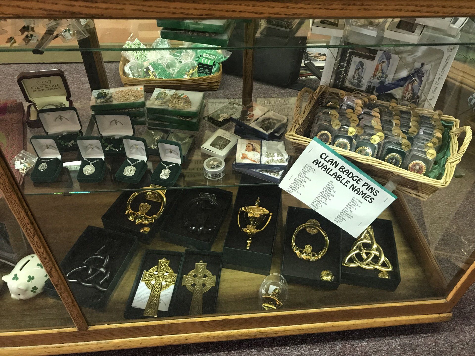 a display case filled with jewelry and a sign that says ' irish jewelry ' on it