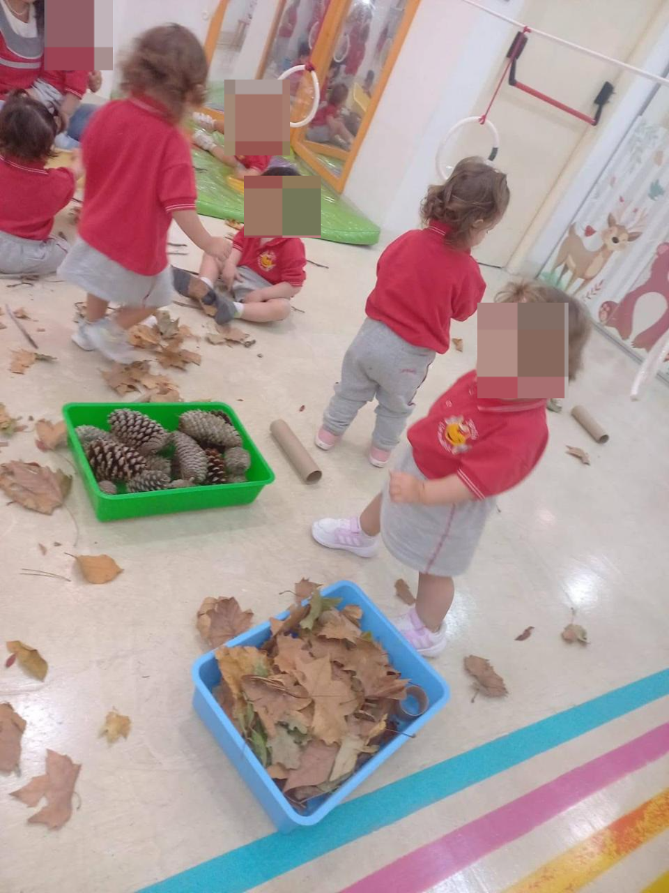niños jugando en un jardín 