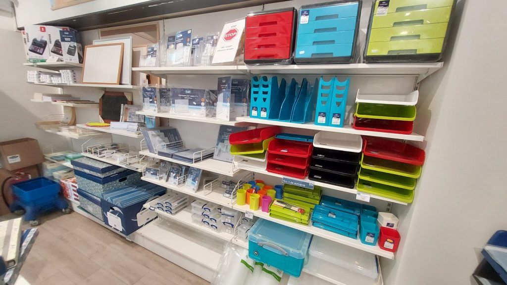 prodotti per l'ufficio esposti in negozio