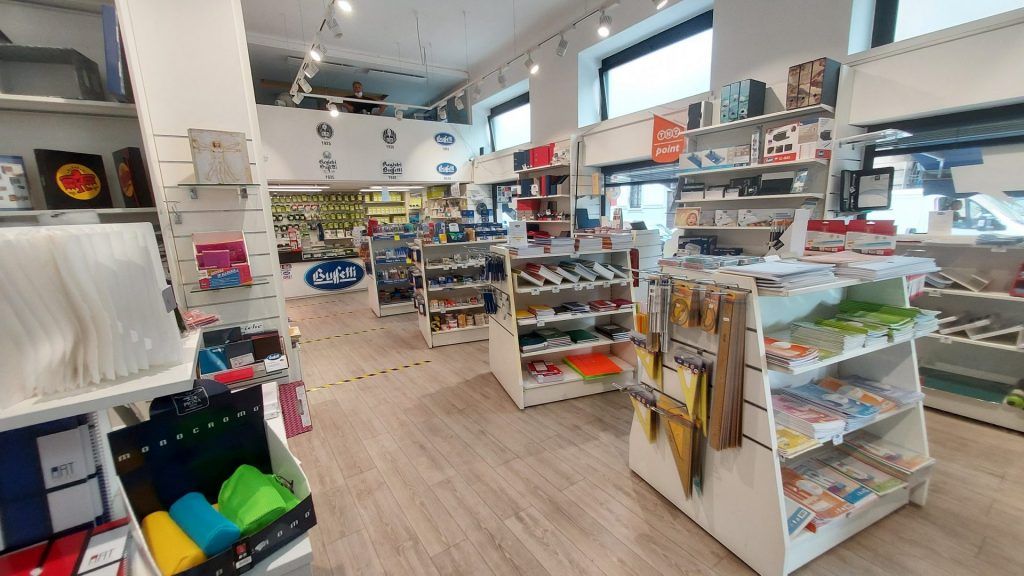 interni negozio con prodotti di cartoleria e per l'ufficio