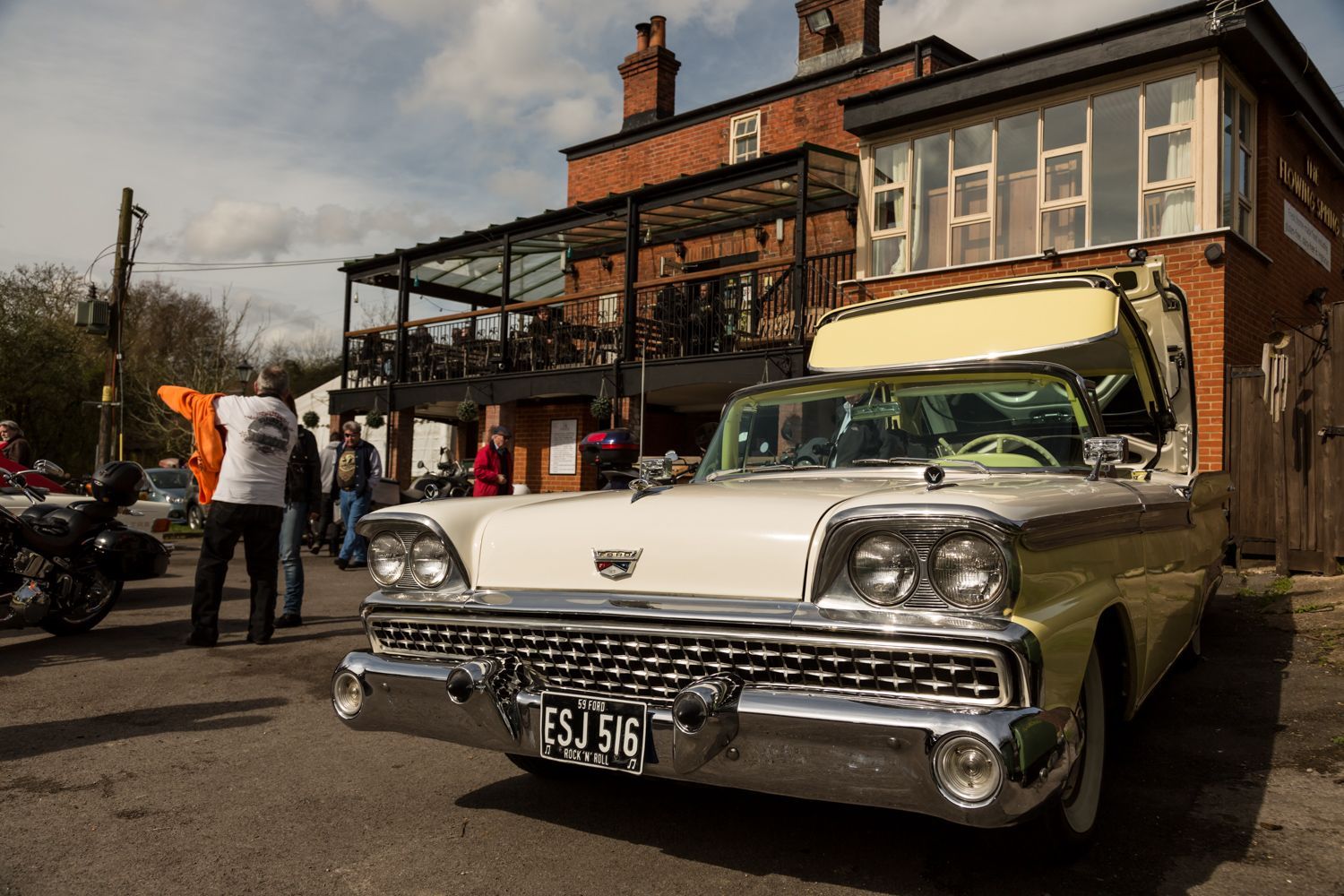 CLASSIC AMERICAN CARS MEET PLUS LIVE MUSIC
