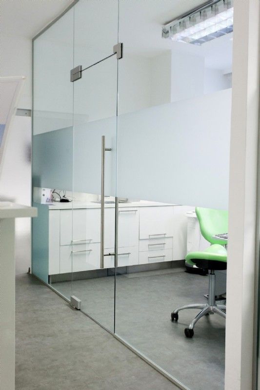 Glastüre in einer Zahnarztpraxis