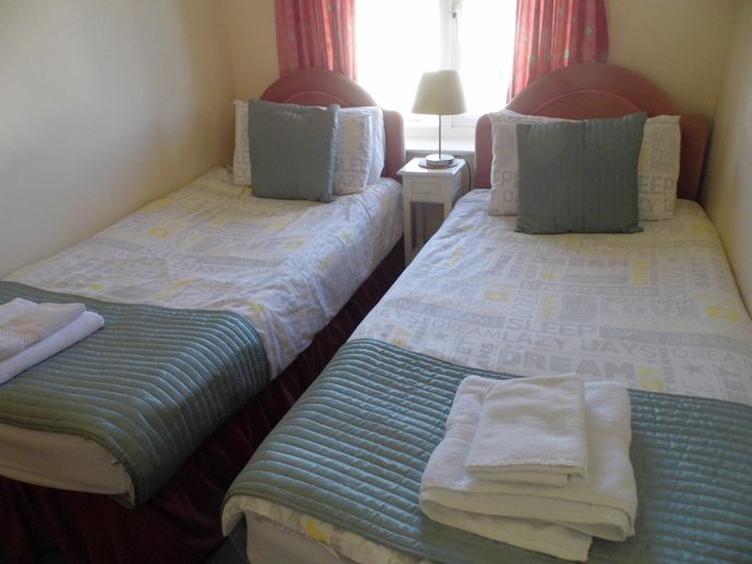 2 full size single beds in twin room, Wherry Cottage