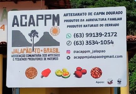 Uma placa de uma empresa chamada acappm está pendurada na lateral de um prédio.