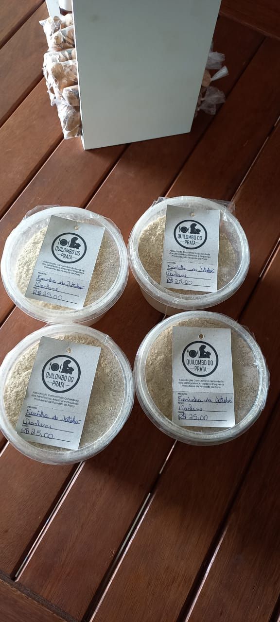 Quatro tigelas de arroz estão sobre uma mesa de madeira.