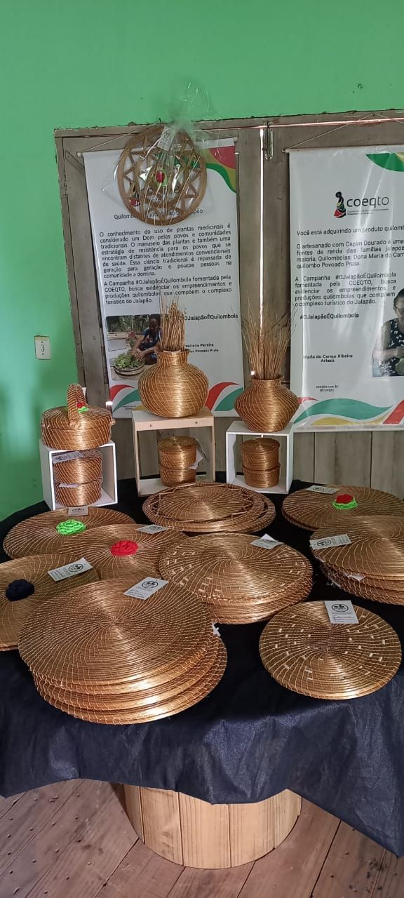 Uma mesa com muitos pratos e tigelas sobre ela.