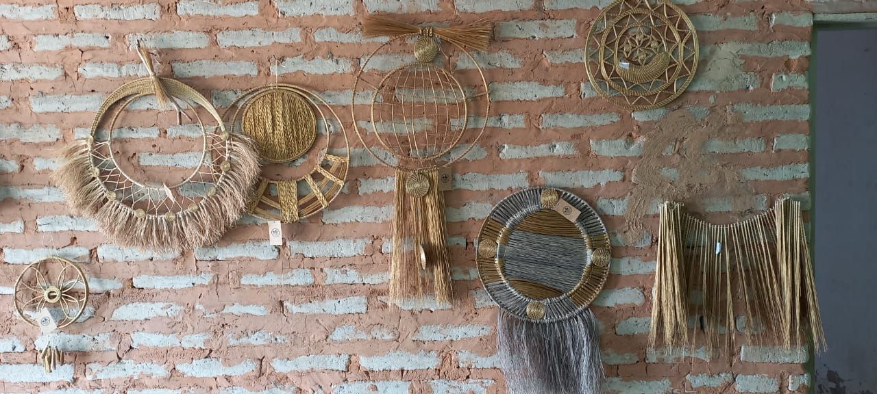 Um grupo de apanhadores de sonhos pendurados em uma parede de tijolos.