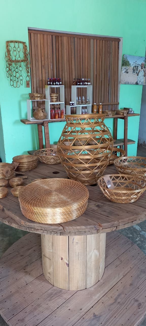 Uma mesa de madeira com cestos de vime em cima dela em uma sala.