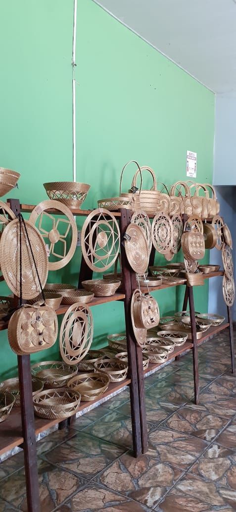 Uma sala cheia de cestos de madeira em prateleiras.