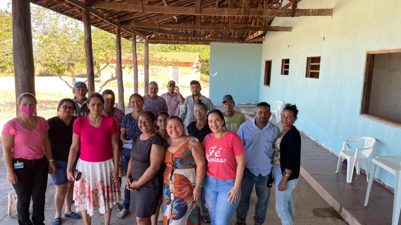 Um grupo de pessoas está posando para uma foto em frente a um prédio.