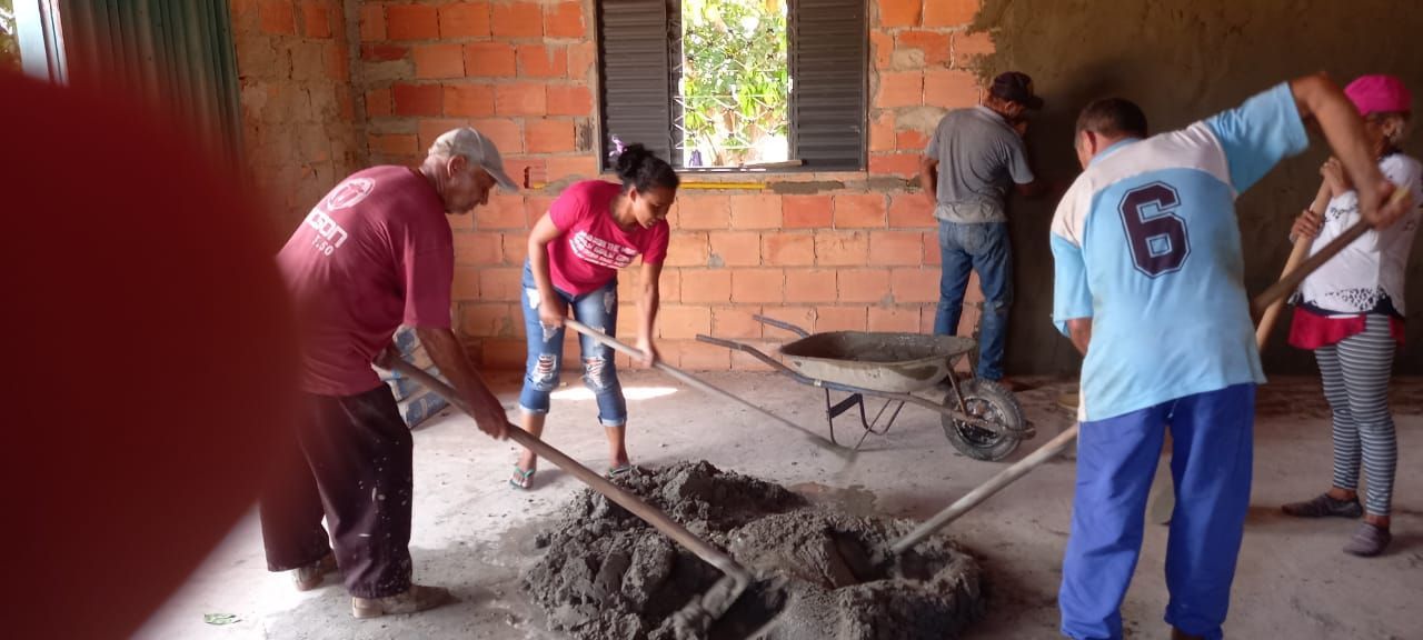 Um grupo de pessoas está trabalhando em um canteiro de obras.