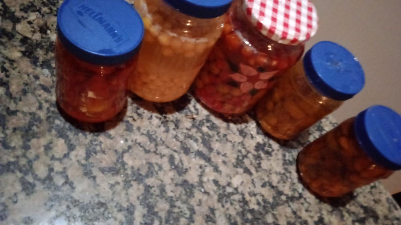 Vários potes de comida estão sobre um balcão.