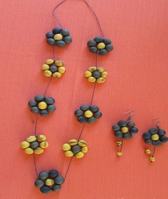 Um conjunto de colar e brincos feito de contas amarelas e pretas