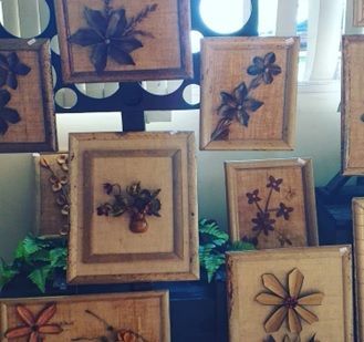 Um monte de molduras de madeira com flores nelas