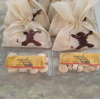 Um monte de sacos de comida com a palavra soyroley neles