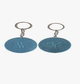 Um par de chaveiros azuis com uma corrente prateada em um fundo branco.