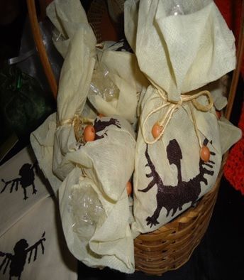 Uma cesta de vime cheia de uma variedade de sacolas