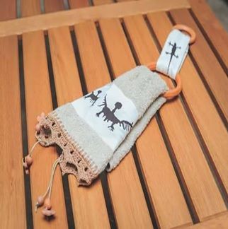 Um par de toalhas penduradas em uma mesa de madeira