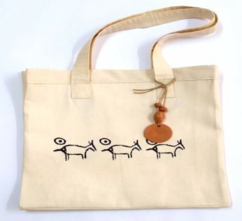 Uma sacola branca com um desenho de animais