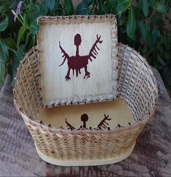 Uma cesta de vime com a imagem de um dinossauro