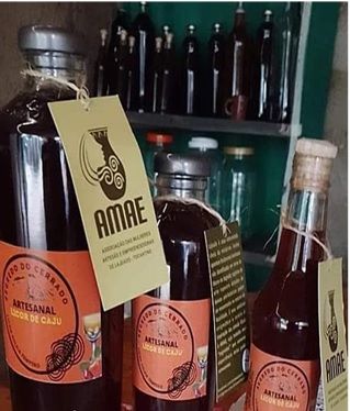 Várias garrafas de amare estão sobre uma mesa