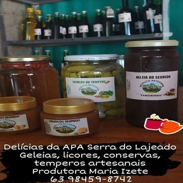 Vários potes de comida estão sobre uma mesa de madeira