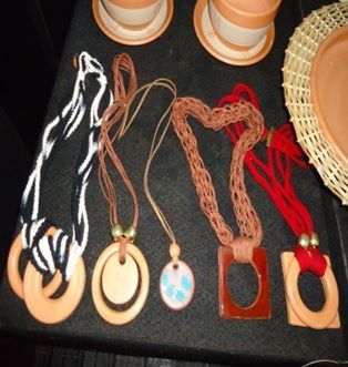 Um monte de colares estão sobre uma mesa