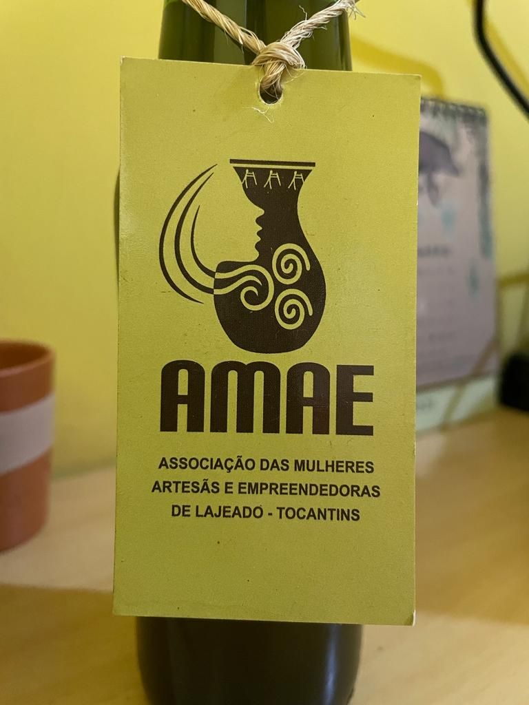 Uma garrafa com um rótulo que diz amae