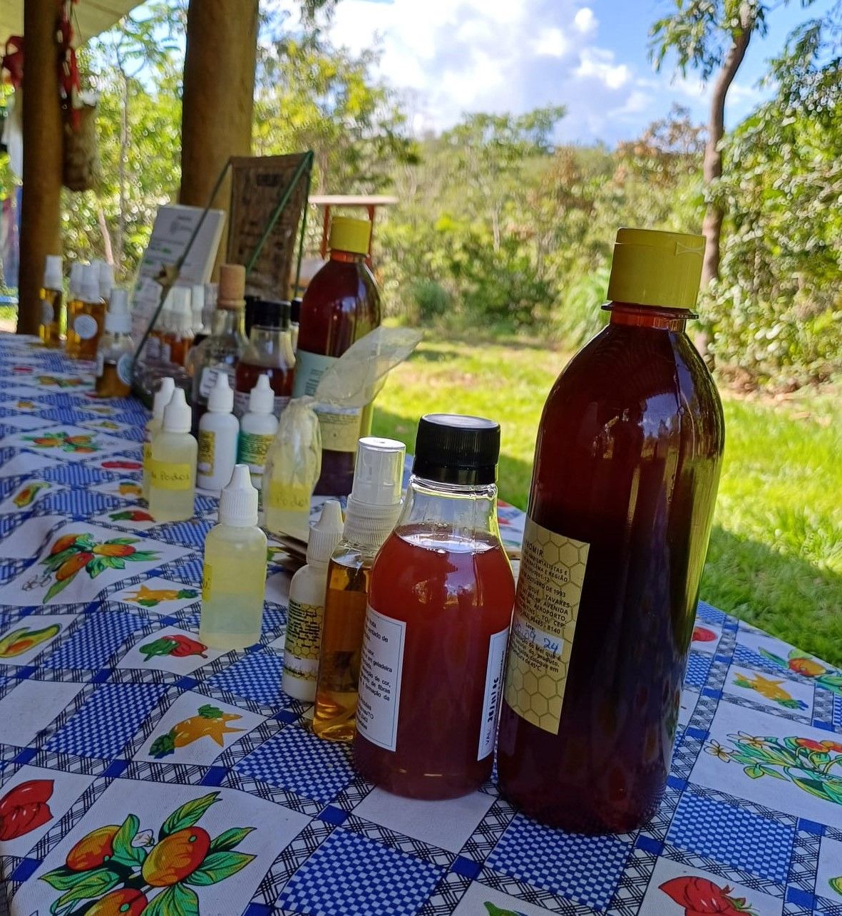 Uma mesa com muitas garrafas de líquido sobre ela