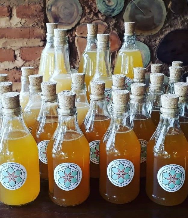 Um monte de garrafas de líquido com rolhas