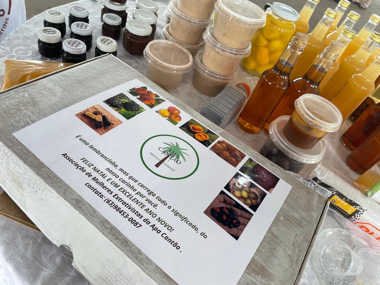 Uma caixa de comida está sobre uma mesa cercada por potes e garrafas.