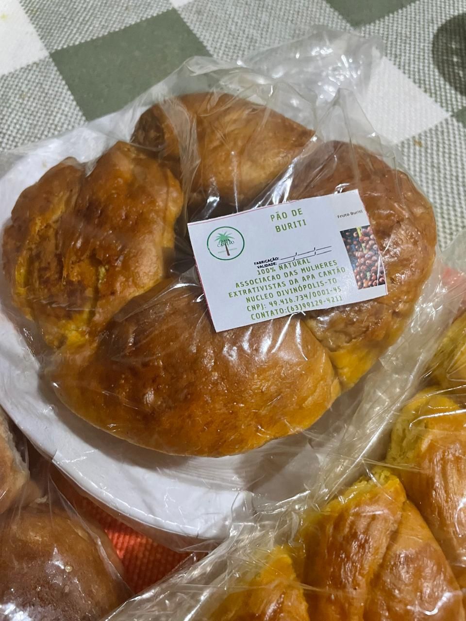 Um pão em um saco plástico em um prato branco