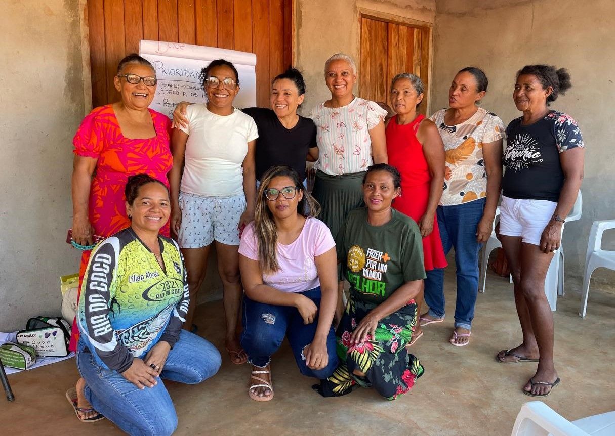 Um grupo de mulheres está posando para uma foto juntas.