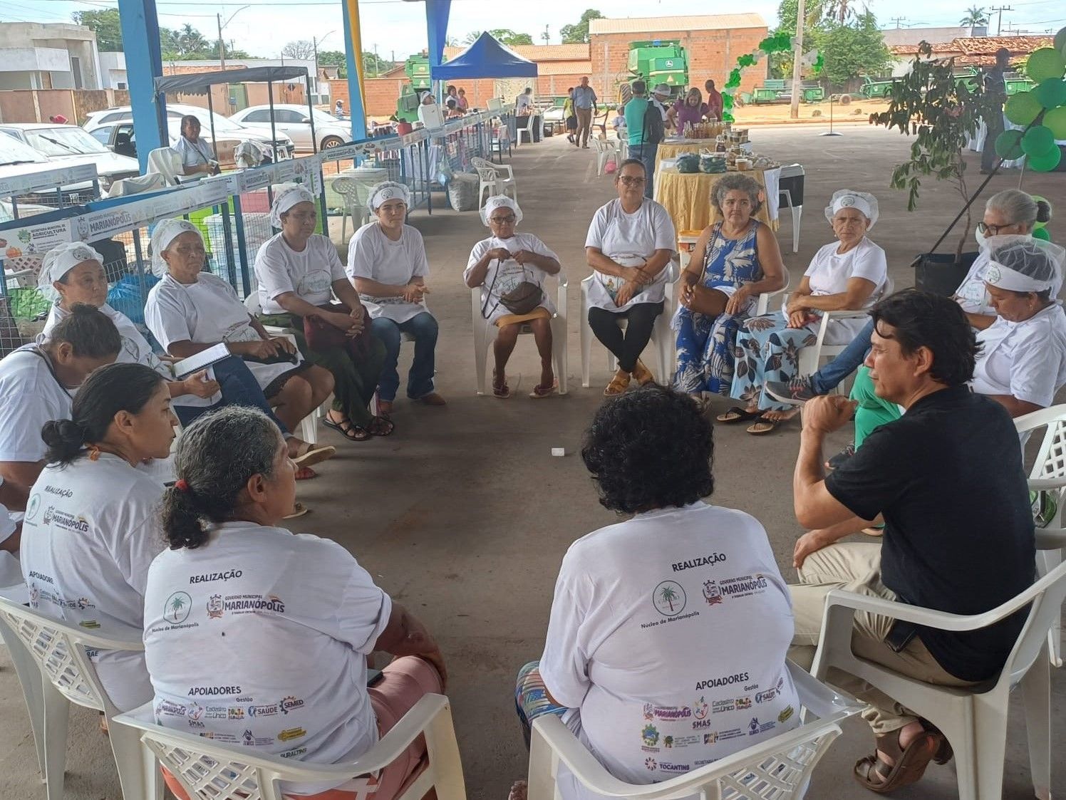 Um grupo de pessoas está sentado em cadeiras em círculo.