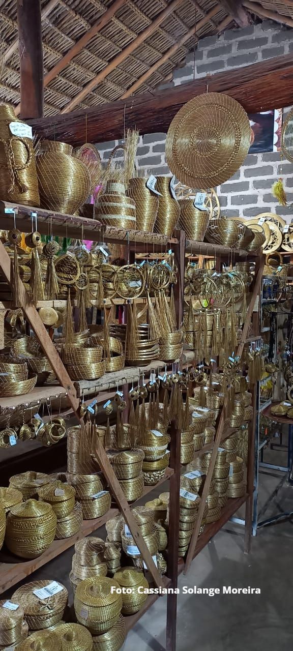 Uma sala cheia de muitas cestas nas prateleiras.