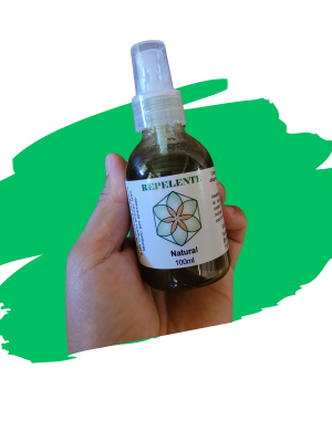 Uma pessoa está segurando um frasco de repelente na mão