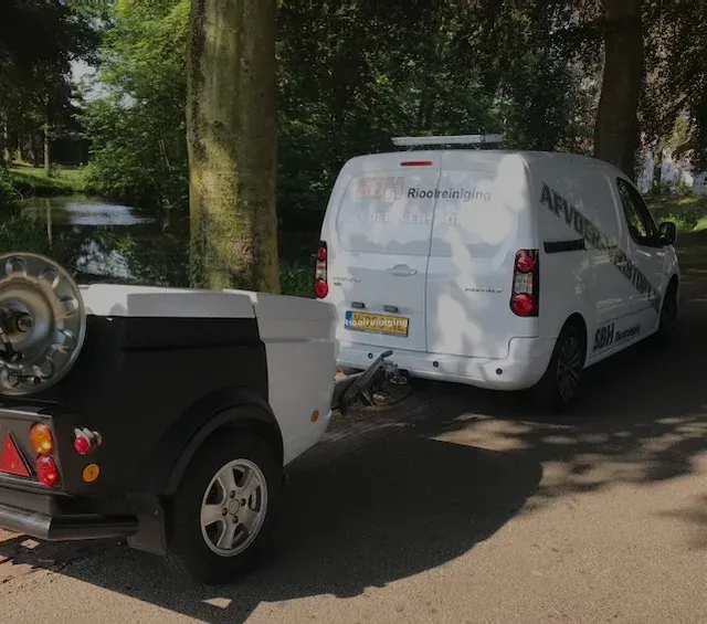 Werkauto met hogedrukreiniger voor professioneel ontstoppen en reinigen van riolering.